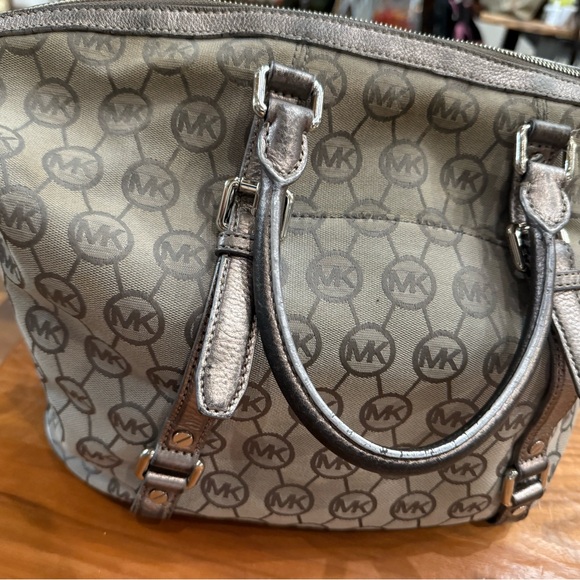 Michael Kors Monogram Gray Bag - Picture 4 of 16